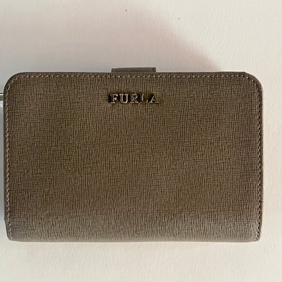 Furla Babylon M zip around leather wallet in beige. Brand new with tags in box - Picture 2 of 5